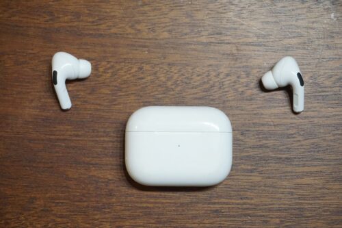 Bluetooth通信距離の実測に使用したAirPods Pro第1世代の左右イヤホンと充電ケース