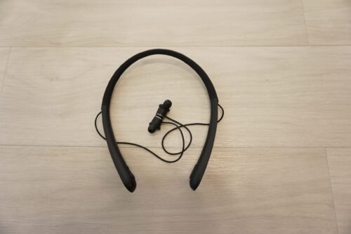Bluetooth通信距離が機器のアンテナ設計や装着状態でも変わることを説明するAnker A3201ネックバンド式イヤホン